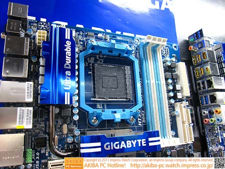 Одинокая материнка Gigabyte GA-890FXA-UD5 жаждет познакомится с процессором Bulldozer